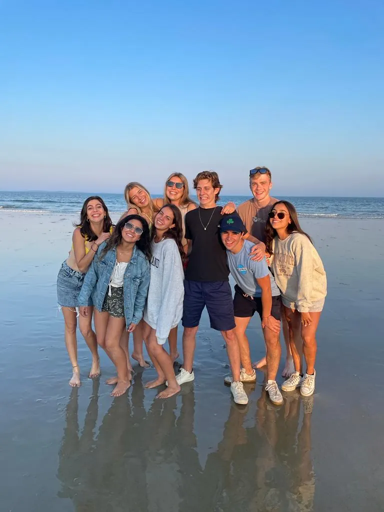 Grupo de viajeros STC en la playa al atardecer